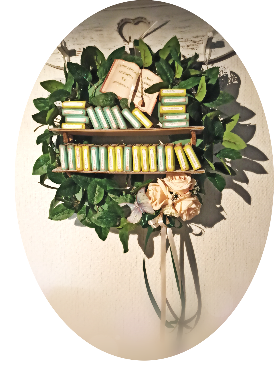 Ajándék osztályfőnöknek (magyartanár,                  a könyveken a nevek, átmérő: 50cm